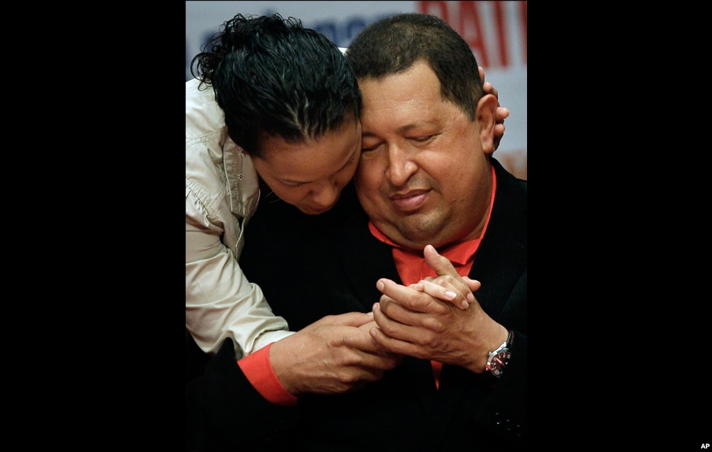 Ông Chavez và con gái Rosa trong một buổi hòa nhạc để vinh danh ông tại nhà hát Teresa Carreno ở Caracas, ngày 23/2/2012.