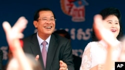 柬埔寨首相和柬埔寨人民党洪森总统（左）和妻子文拉妮参加红色高棉政权倒台37周年纪念活动
