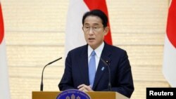 资料照片: 日本首相岸田文雄在东京首相府与来访的印尼总统佐科·维多多联合举行记者会。(2022年7月27日)