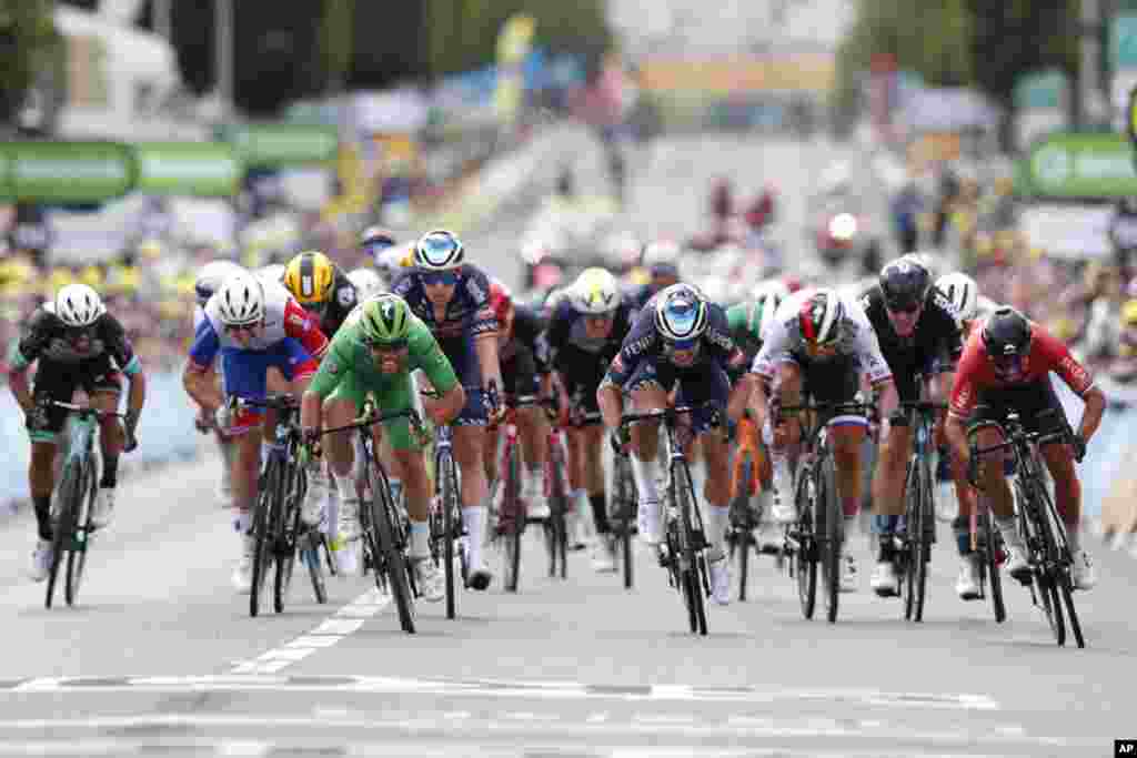 Britain's Mark Cavendish, wearing the best sprinter's green, sprints to win the sixth stage of the Tour de France cycling race over 160.6 kilometers (99.8 miles) with start in Tours and finish in Chateauroux, France.