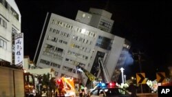搜救人员继续搜寻被困在倾斜的居民大楼里的幸存者(2018年2月7日)