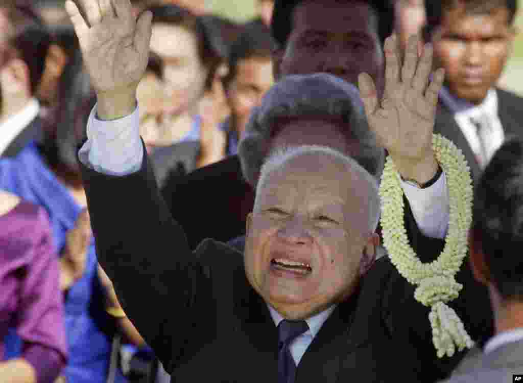 Cựu quốc vương khi trở lại sân bay quốc tế Phnom Penh ngày 26/5/2006