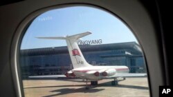 在这张2015年6月27日的资料照片中，一架高丽航空公司的飞机停在平壤国际机场的停机坪上。