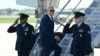 Президент США Джо Байден сідає на літак Air Force One у міжнародному аеропорту Мілуокі, штат Вісконсин, 8 травня 2024 року, прямуючи до Чикаго. (Фото: Mandel NGAN / AFP)