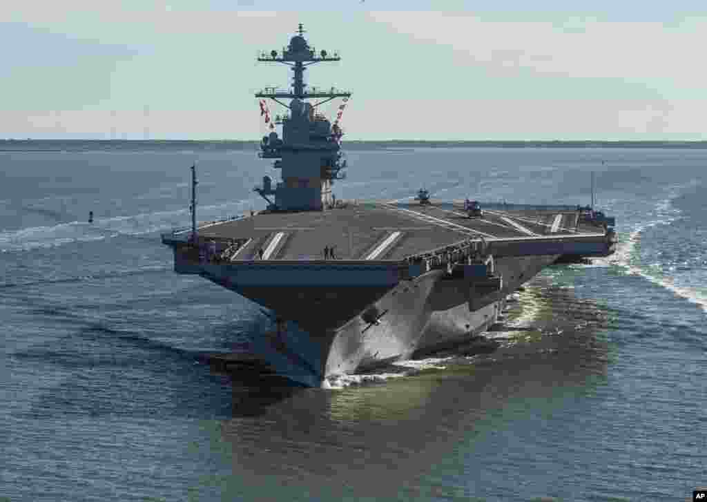 2017年7月12日,航空母舰福特号(USS Gerald R. Ford)在维吉尼亚州纽波特纽斯即将进行首次下水试航(美国海军提供)。该航母的建造始于2009年,当时计划2015年完成,耗资105亿美元。美国海军说,成本超支和工期拖延的原因在于这艘航母的技术十分尖端。