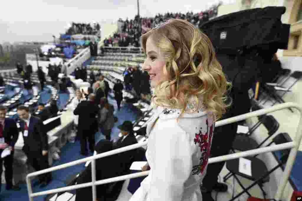 16岁的美国女歌手杰基·伊万科(Jackie Evancho)抵达国会大厦前面的就职大典现场(2017年1月20日)。16岁的美国童星女歌手杰基·伊万科(Jackie Evancho)接受邀请在唐纳德·川普的美国总统就职典礼上献唱国歌。这位使用古典跨界唱法 (Classical crossover)的美少女感到十分荣幸。