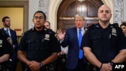 Колишній президент США Дональд Трамп розмовляє з журналістами за межами зали суду у Верховному суді штату Нью-Йорк у перший день судового процесу щодо цивільного шахрайства в Нью-Йорку, 2 жовтня 2023 року.