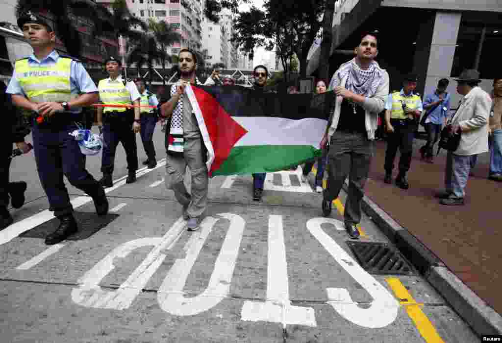 Người biểu tình tại Hong Kong mang theo quốc kỳ Palestine xuống đường phản đối các vụ ném bom của Israel vào Dải Gaza, ngày 18/11/2012.