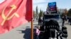 На архівному фото: Дівчинка оглядає вантажівку російського мотоклубу "Нічні вовки" під час параду в окупованому місті Луганськ, Україна, 14 вересня 2014 р. AP Photo/Darko Vojinovic
