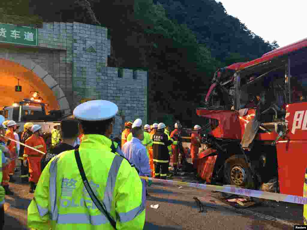 2017年8月11日,陕西安康,临近午夜,一辆长途大客车在西汉(西安至汉中)高速路段秦岭隧道入口处撞上隧道墙体,警察和消防队员在被撞变形的汽车附近工作。中国高速公路事故频发,原因是车速快和司机互不相让,这些司机在拥挤的道路上经常前后跟得太近,没有留足适当的刹车距离。7月,河北省一条国道上一辆载有19人的客车跟一辆大货车相撞,11人丧生,9人受伤。今年3月,云南省一辆大巴撞上水泥车,10人丧生,38人受伤。