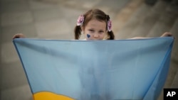 Офіційна українська позиція полягає у тому, що не може бути миру з Росією в обмін на території України