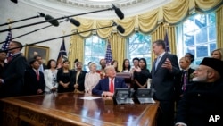 资料照片：美国国际宗教自由无任所大使布朗贝克（Sam Brownback）与国际宗教迫害受害者在白宫与特朗普总统会面。(2019年7月17日)
