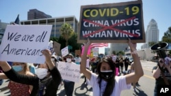 资料照片：亚裔社区民众在洛杉矶市中心进行反亚裔仇恨犯罪的抗议游行（2021年3月27日）