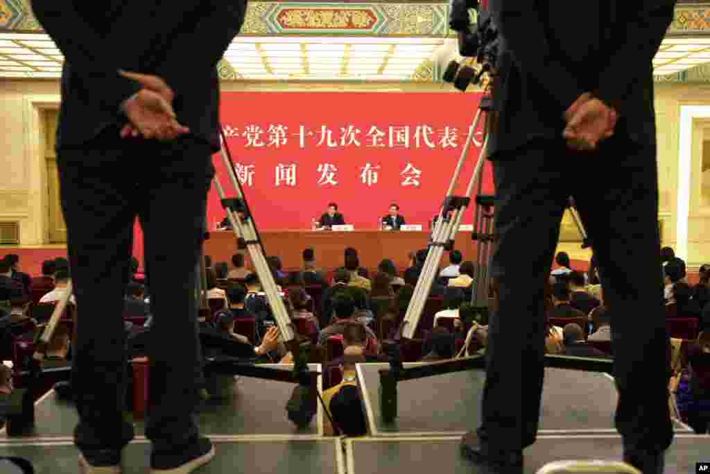 中共十九大新闻发言人庹震在人民大会堂举行新闻发布会(2017年10月17日)。庹震是中宣部副部长。 在2013年元旦期间,他担任中共广东省委宣传部长时曾修改《南方周末》的新年献词,把大禹治水的故事延迟了2000年,还把汉语成语“众志成城”错写成“众志成诚”。 2013年9月,他首次提出广东处在意识形态斗争前沿的说法,引发外界广泛关注。有分析说,广东相对开明开放的国际形象将被打破。
