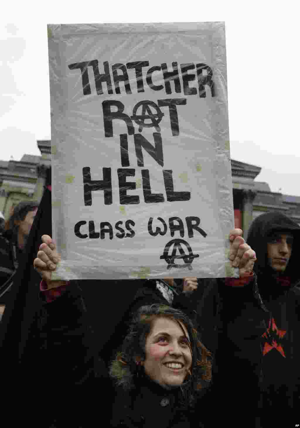 Một người biểu tình cầm biểu ngữ chống bà Thatcher tại Quảng trường Trafalgar, trung tâm London, ngày thứ Bảy 13 tháng 4, 2013.