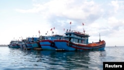 Tàu cá của ngư dân Việt Nam neo đậu gần đảo Lý Sơn, tỉnh Quảng Ngãi.