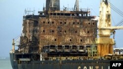Спалене сомалійськими піратами судно