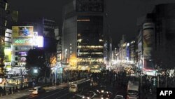 Các bảng quảng cáo ở Tokyo đã tắt đèn