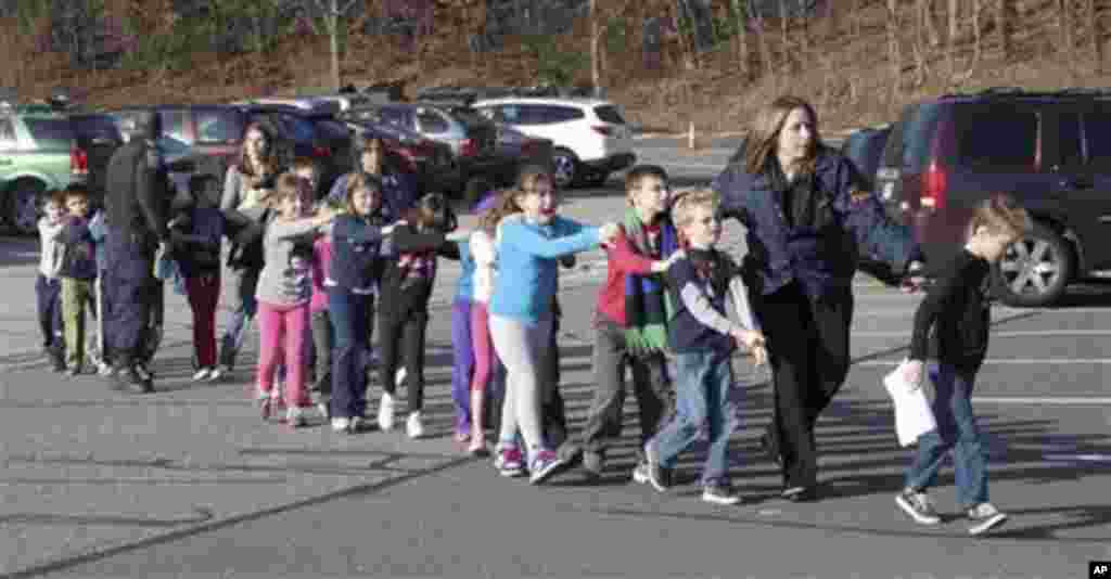 Cảnh sát dẫn trẻ em chạy ra từ Trường tiểu học Sandy Hook ở Newtown, Connecticut, sau vụ nổ súng, ngày 14/12/2012.