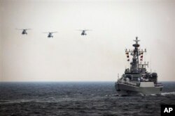 中国海军直升机和军舰参加庆祝中国海军成立周年的国际海上阅兵式。（2009年资料照）