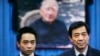 原中共中央政治局委員、重慶市委書記薄熙來與兒子薄瓜瓜在其父親薄一波遺照前。(資料照片)