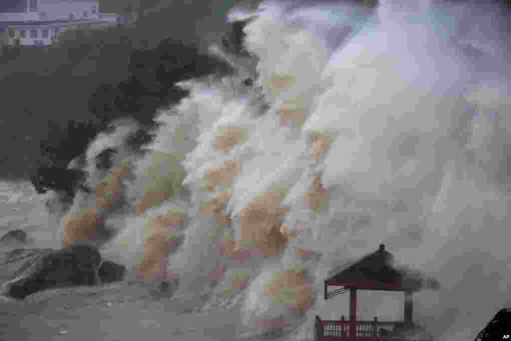 2018年7月11日，中国浙江省温州市，台风玛丽亚肆虐，卷起雪浪，惊涛拍岸。