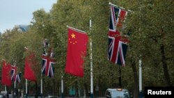 中英两国国旗在伦敦街头飘扬。（2015年10月19日）
