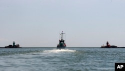 Російський патрульний човен поблизу Маріуполя, 30 травня 2022. (AP Photo)