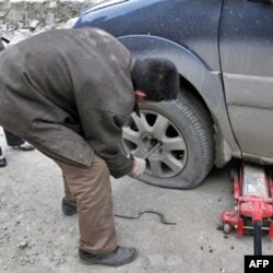 赵师傅帮我们换轮胎