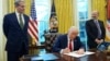Президент Дональд Трамп підписує розпорядження про створення фонду у присутності міністра фінансів Скотта Бессента (ліворуч) і кандидата на посаду міністра торгівлі Говарда Латника в Овальному кабінеті Білого дому, понеділок, 3 лютого 2025 року, Вашингтон. AP Photo/Evan Vucci