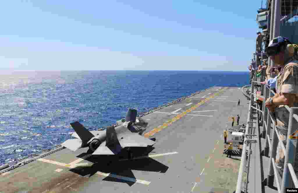 在美国北卡罗来纳海岸,黄蜂号两栖攻击舰(The amphibious assault ship USS Wasp)上,一架F-35B战斗机准备在测试期间起飞(2015年5月26日)。2018年9月下旬,这艘军舰在东中国海(中国称东海)航行。本月早些时候台风“山竹”之后,该军舰抵达关岛和北马里亚纳群岛进行救灾。 