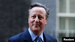 周一被任命为英国外交大臣的英国前首相卡梅伦走出唐宁街10号。（2023年11月13日）