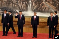 第19届中共中央政治局常委（赵乐际不再画面内）在人民大会堂会见记者，习近平招手致意（2017年10月25日）