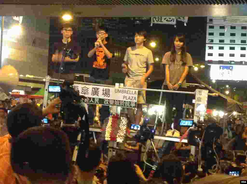 数以千计的学生和市民在金钟雨伞广场声援学联代表 (美国之音图片/海燕拍摄)