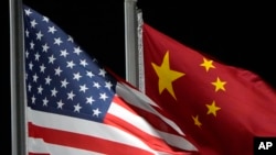 资料照片：张家口冬季奥运会前飘扬在云顶滑雪公园的美中国旗。(2022年2月2日)