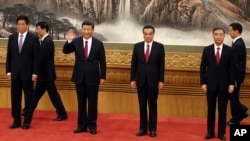中共19届中央政治局常委步入會場，總書記習近平（左三）揮手致意