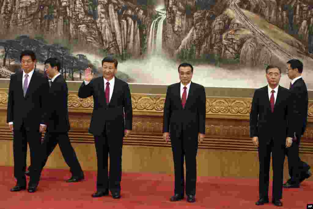 第19届中共中央政治局常委(赵乐际不在画面内)在人民大会堂会见记者,习近平招手致意,其他人没有招手。(2017年10月25日)