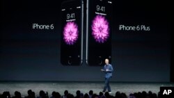 Tổng giám đốc Apple Tim Cook giới thiệu 2 mẫu iPhone 6 và iPhong 6 Plus ở Cupertino, bang California hôm thứ Ba, 9/9/14