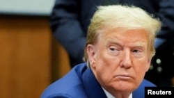 Колишній президент США Дональд Трамп очікує на початок попереднього слухання за звинуваченнями у приховуванні грошей, виплачених порнозірці, у Нью-Йорку, США, 25 березня 2024 року. (Фото: Мері Альтаффер через REUTERS)