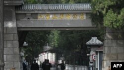 中国安全人员在八宝山公墓大门前把守。（法新社2023年11月2日）