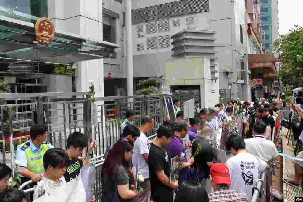 香港团体及政党中联办祭拜李旺阳“被自杀”二周年(美国之音图片/海彦拍摄)