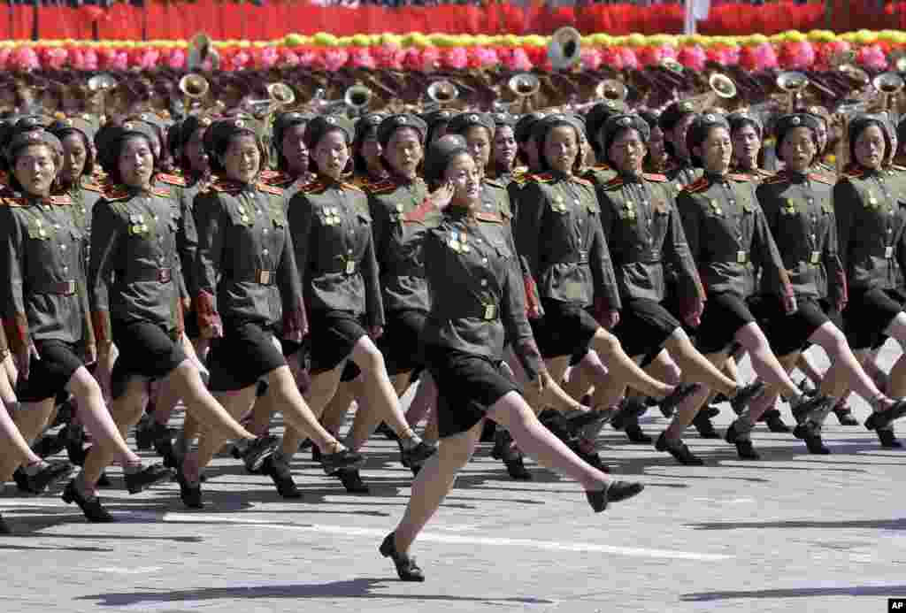 2018年9月9日,平壤庆祝朝鲜建国70周年的阅兵中,女兵走过。朝鲜阅兵包括人们熟悉的不少内容,包括军人走正步、坦克、榴弹发射器和各种导弹。但没有朝鲜所说的能够携带核弹头进入美国领土的洲际弹道导弹。 美国总统特朗普称之为“一个重大和非常积极”的表示。特朗普回应朝鲜对游行的评论说“主题是和平与经济发展”。总统引用他喜欢的福克斯新闻网的评论称“专家认为,朝鲜没展示核导弹,向特朗普总统表明其对无核化的承诺。”