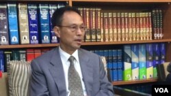 台湾外交部西亚及非洲司司长陈俊贤向媒体说明此次事件（美国之音易林拍摄）