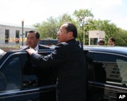 王毅进入座车