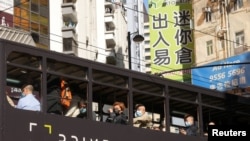 香港新冠疫情感染人数不断升高，图为人们乘坐公共交通时都佩戴口罩。