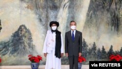 中国国务委员兼外交部长王毅于 2021 年 7 月 28 日在中国天津会见阿富汗塔利班政治首脑毛拉·巴拉达尔。（路透社照片）