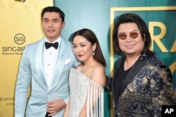 《疯狂亚洲富豪》的洛杉矶首映式上，原著作者关凯文和演员亨利·戈尔丁（左）、吴恬敏合影。(2018年8月7日)