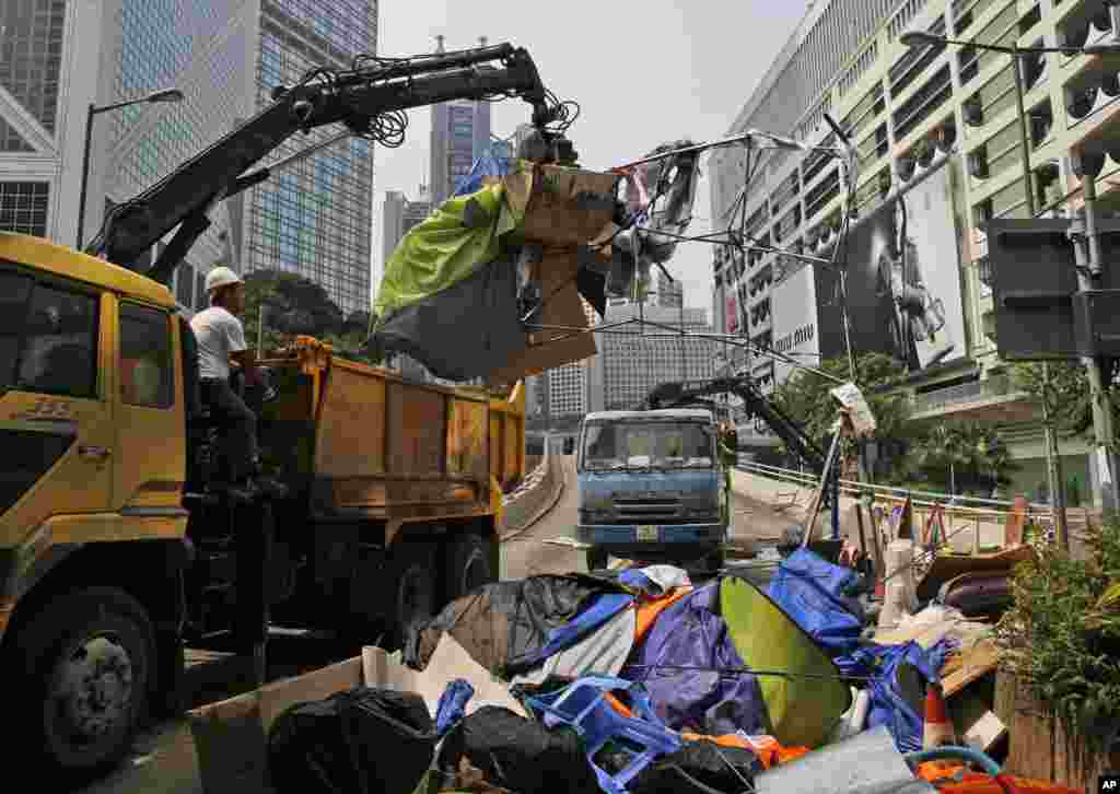 香港警察清除中环主要道路上抗议者的帐篷