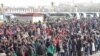 各地记者于人民大会堂外排队等待入场。（2016年3月5日 美国之音金子莹拍摄）