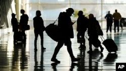 资料照：美国盐湖城国际机场内的旅客 （美联社，2020年10月27日）